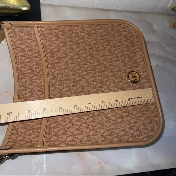NWT Woman's Handbags / Michael Kors/ Luisa/ Large/North South/ Messenger/Peanut - Picture 8 of 13